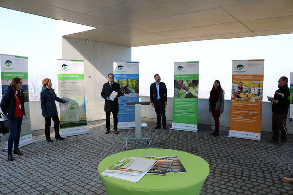 Naturpark-Vorsitzender Klaus Mack, B�rgermeister (3. von links) und stellv. Naturpark-Gesch�ftsf�hrerin Yvonne Flesch (2. von rechts), � Jochen Denker, Naturpark Schwarzwald Mitte/Nord