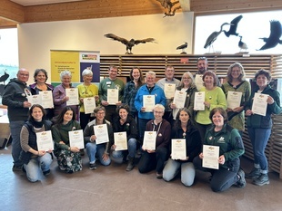 Die 20 ausgebildeten Demenzbotschafter*innen Natur halten stolz ihr Zertifikat in den H�nden �  AlzheimerGesellschaft Baden-W�rttemberg e. V.